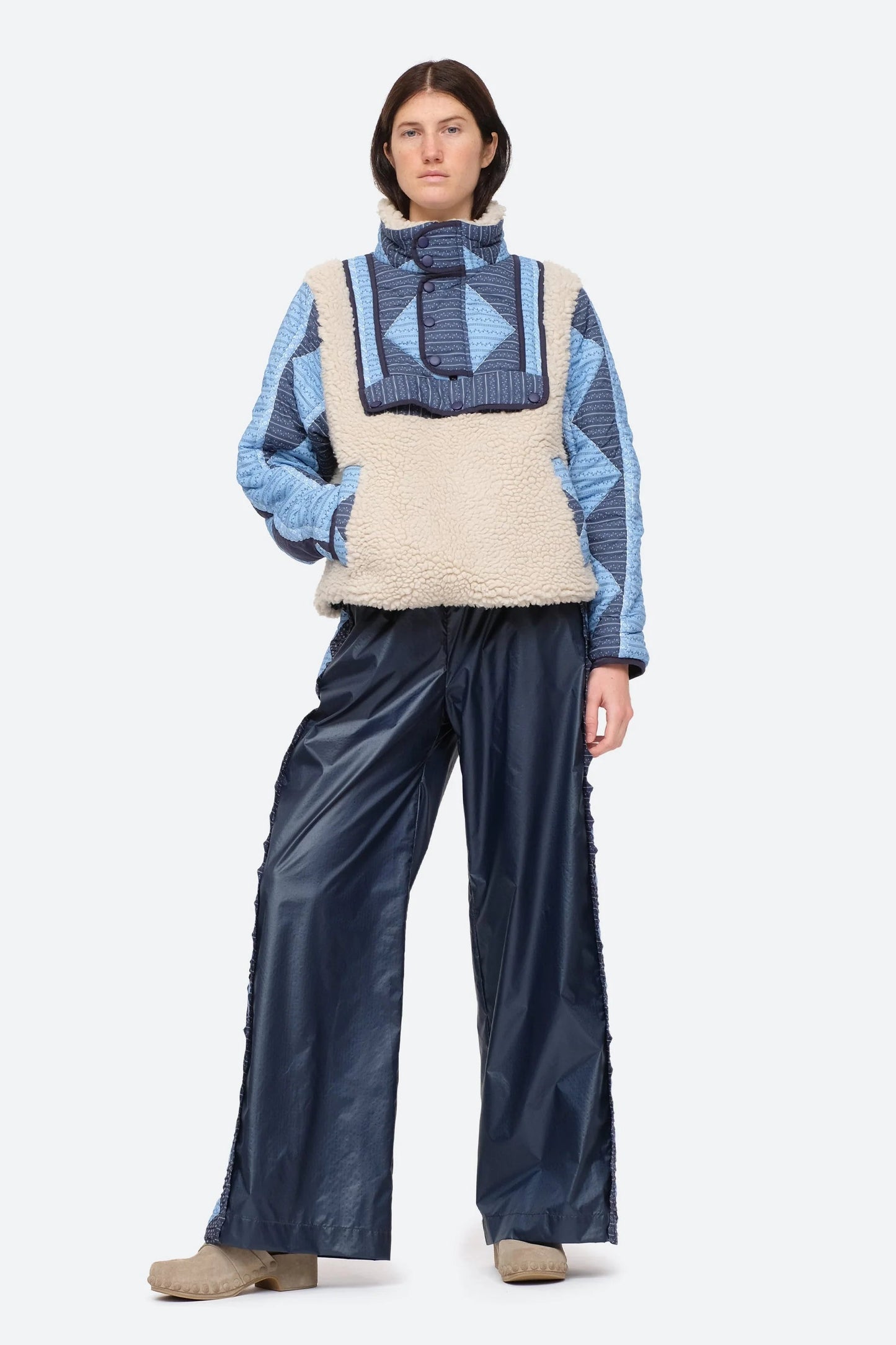 XL - Women's heavyweight pullover jacket featuring a cream fleece bodice, a high snap-button collar, and contrasting blue quilted sleeves with a geometric patchwork print.